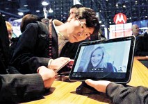 與蘋果爭覇　 GOOGLE975億收購摩托羅拉