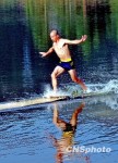 南少林武僧再創「水上漂」15米新紀錄