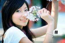 清纯小美女比花艳