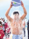 世界上最能耐寒的奇人 零下20℃冲凉