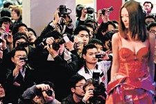 日 AV女辣㷫滬成人展 脫剩內衣　男粉絲瘋狂